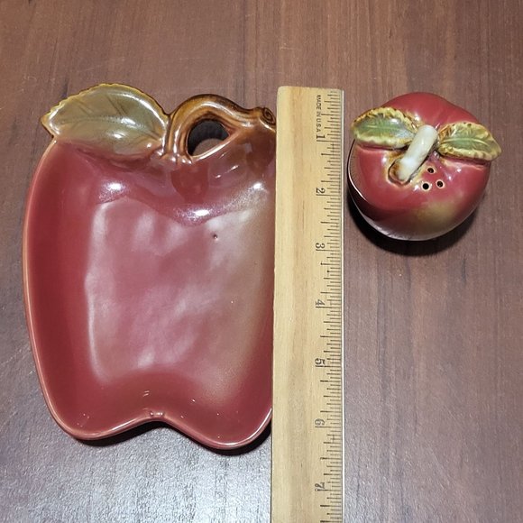 Vintage Salt and Pepper Shakers On Apple Tray - Picture 10 of 15